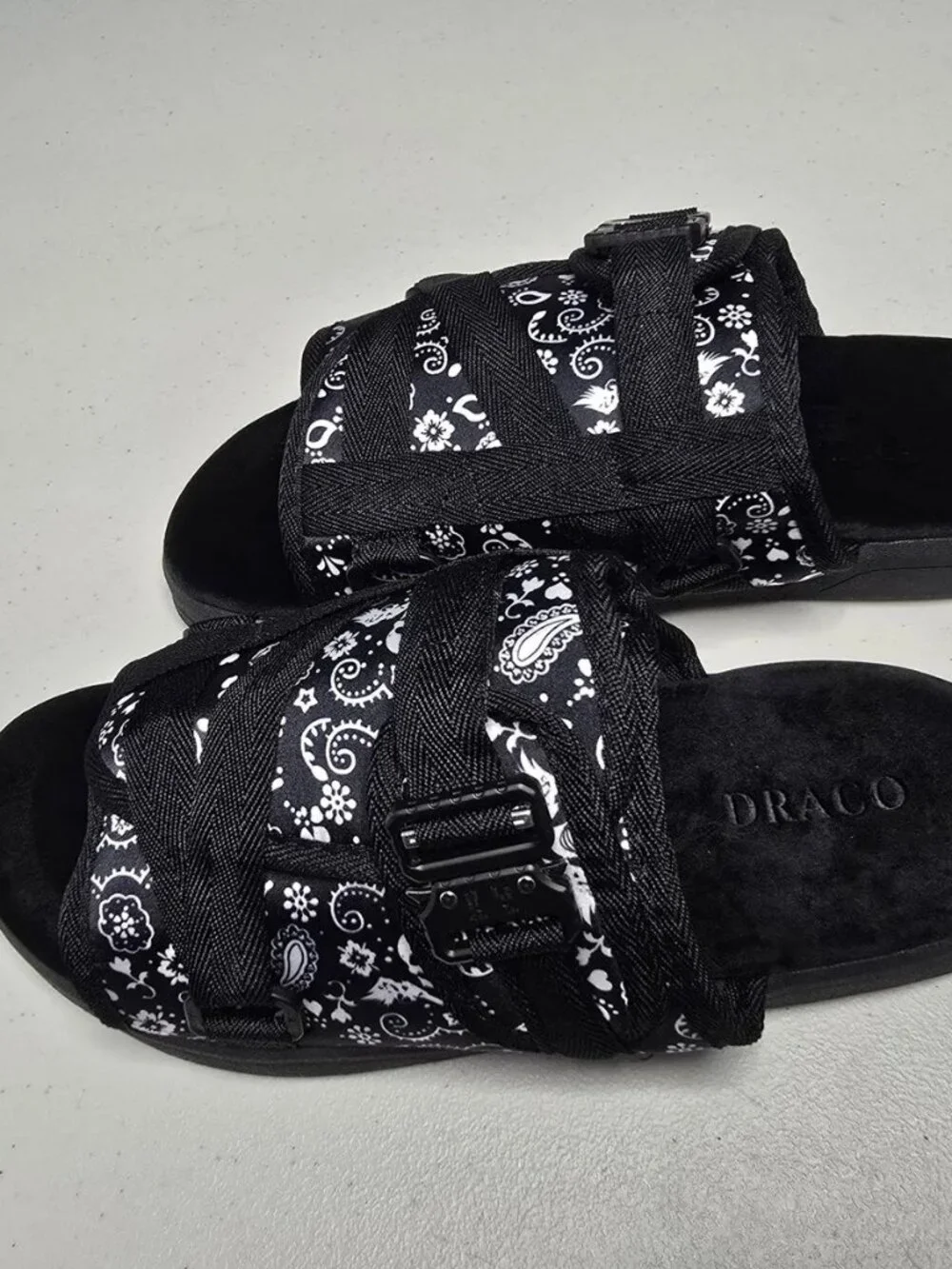 DRACO Black Bandana Slides Men's Sz 11-12 w/ Bag